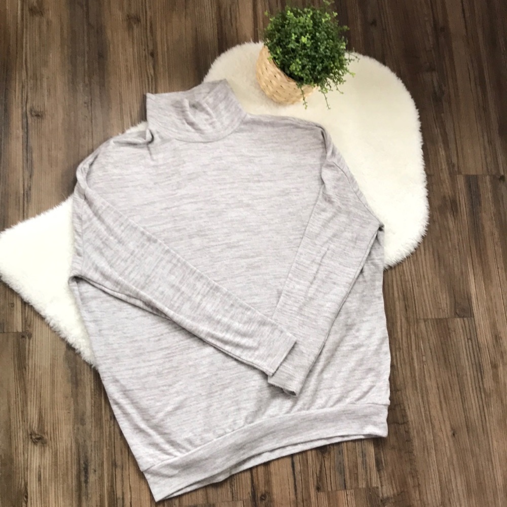 Aritzia Wilfred Free soft and slouchy sweater